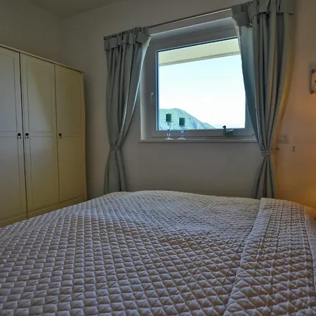 Daire Lakeside Retreat