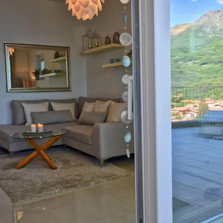 Felice Sul 2-bedroom Lakeview Apartment *